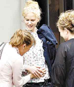 怀孕之后,并不显大肚,日前她与老公出游,肚子竟然跟一个月前在奥斯卡