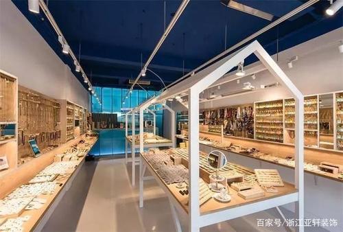 饰品店比其他店铺更需要规划布局,因为饰品都比较小,简单地堆放会