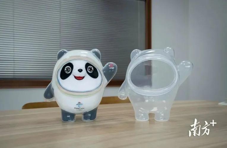 "冰墩墩"拥有熊猫形象和冰晶外壳,雪熊猫的形象将冰