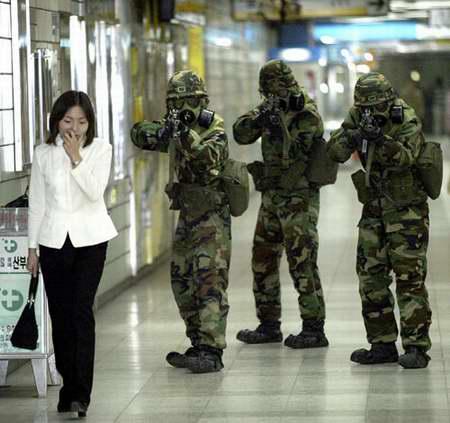组图韩国军队在汉城地铁站举行反恐防毒气演习