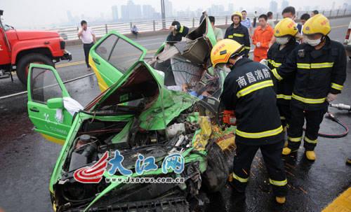 南昌发生车祸 出租车2/3车体钻入大客车(图)