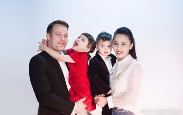 马雅舒晒5岁女儿米雅大长腿,3岁儿子爱登呆萌,自称幸福感爆棚