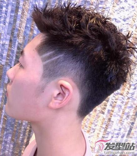 男生帅气刻痕发型 两道杠刻痕更酷炫吸睛