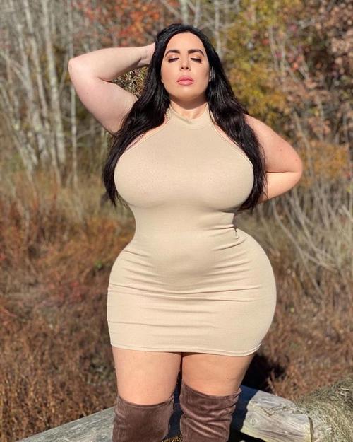 大码模特底盘稳体重虽然重但是身材有曲线