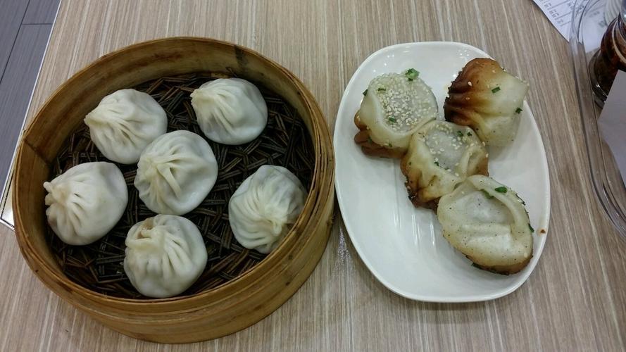 这是我吃的大上海的早餐,小笼包,生煎包,4只/5元,好吃不贵.