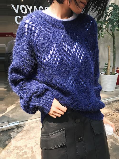 名人书画网 >> 新美仓   三色挑孔钩花镂空马海毛针织衫   显白减龄