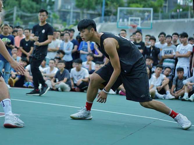 陈泽文十几岁的时候靠打篮球拿了11个路人王冠军.