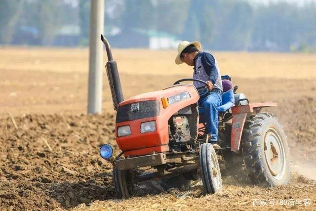 耕地的拖拉机