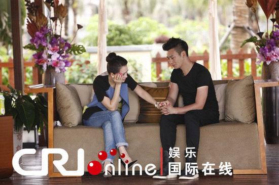 章子怡轮番和宾俊杰,曾一鸣热情拥抱传递祝福,还与宾俊杰,刘文杰摸手