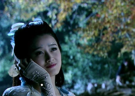 赵卓娜 在《仙三》里饰演的水碧,装扮就很仙女,静静的听贝壳