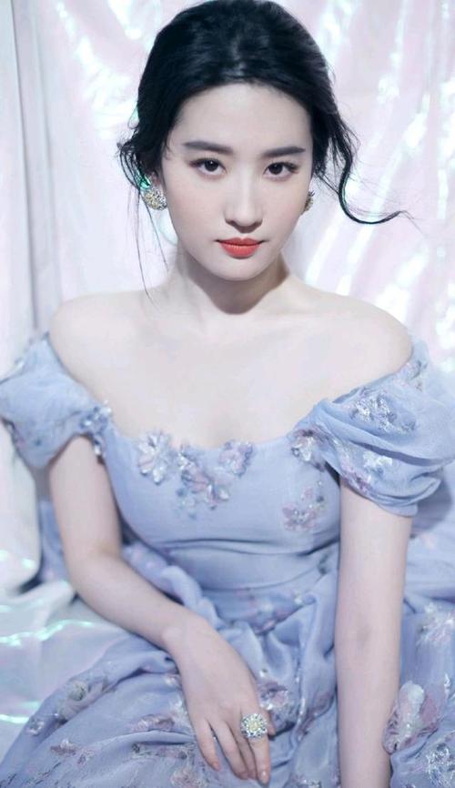 刘亦菲仙气性感礼服气质写真