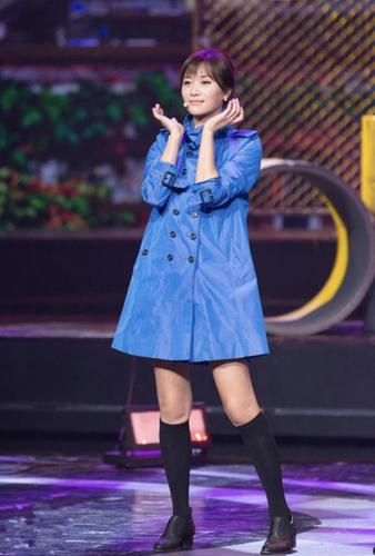 徐静蕾穿搭太接地气蓝色印花t恤配黑色长裤简约休闲随性舒适
