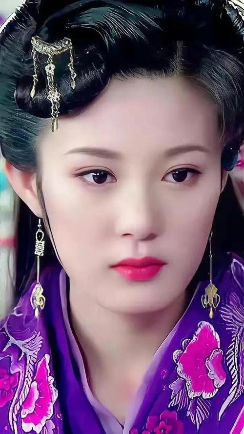 邬靖靖也不例外,她的长相很符合"江南美女"的特色,大眼睛漂亮有神