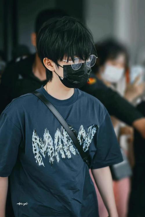 贺峻霖机场出发饭拍来啦新鲜出动的18岁小贺