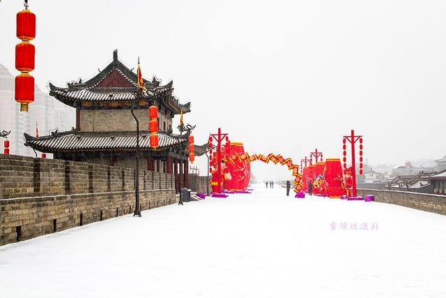 到冬季,西安也会下雪,也会出现各种各样美丽的雪景,但就积雪而言,不能