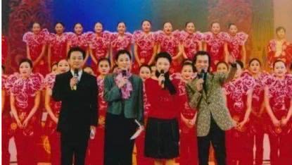 2003年的晚会主持人是倪萍,朱军,李咏,周涛,文清,张政.