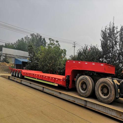 13米5半挂低平板官方报价格低平板半挂车车厢设计采用钢结构的室内