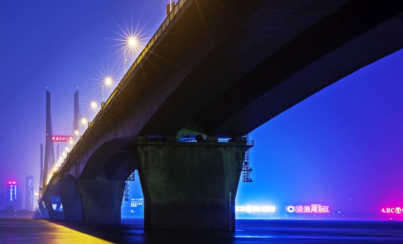 夜色下的长江二桥