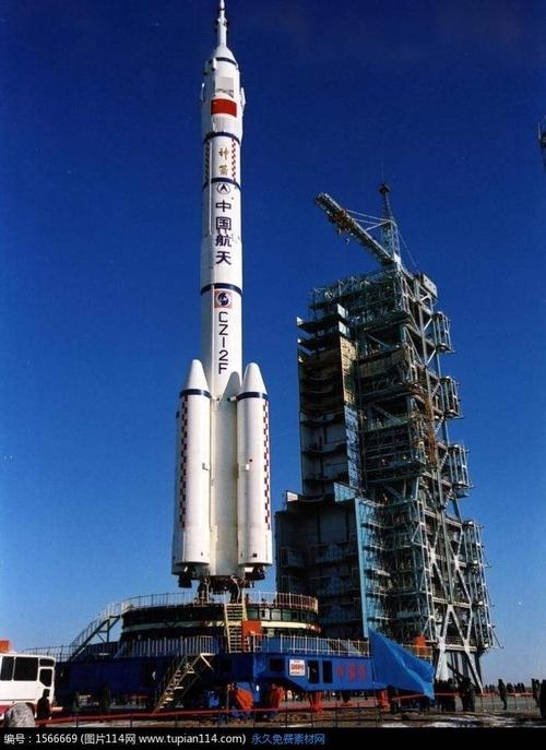 神舟七号载人飞船成功实现了太空行走的梦想,鼓舞了中国人的豪情.