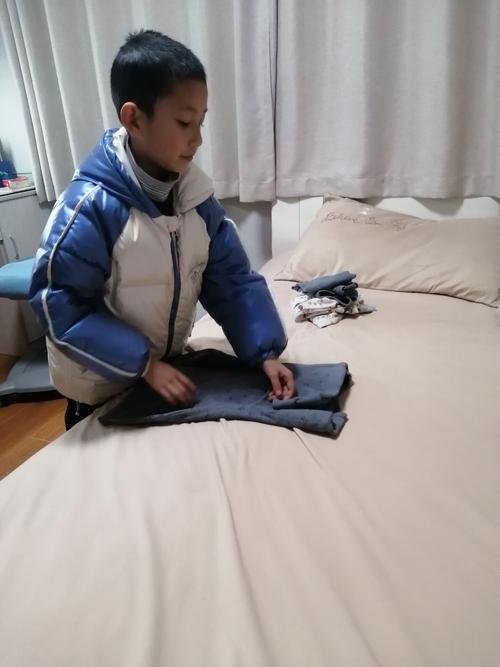 华校二(6)班寒假家务劳动—叠衣服