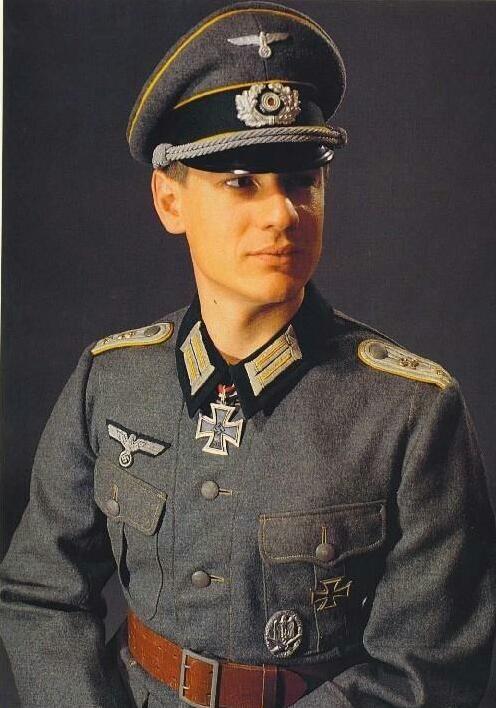 纳粹党卫军与国防军在军服上有什么区别?