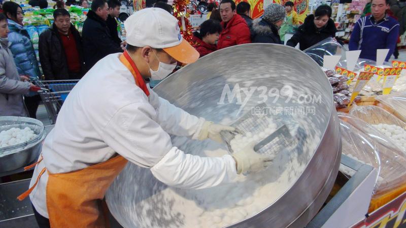 美食饺香未散元宵闹春传统工艺现场制作元宵冰城受宠