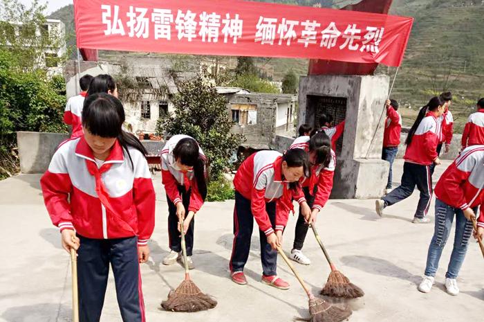 雨河镇中心小学组织开展扫墓活动