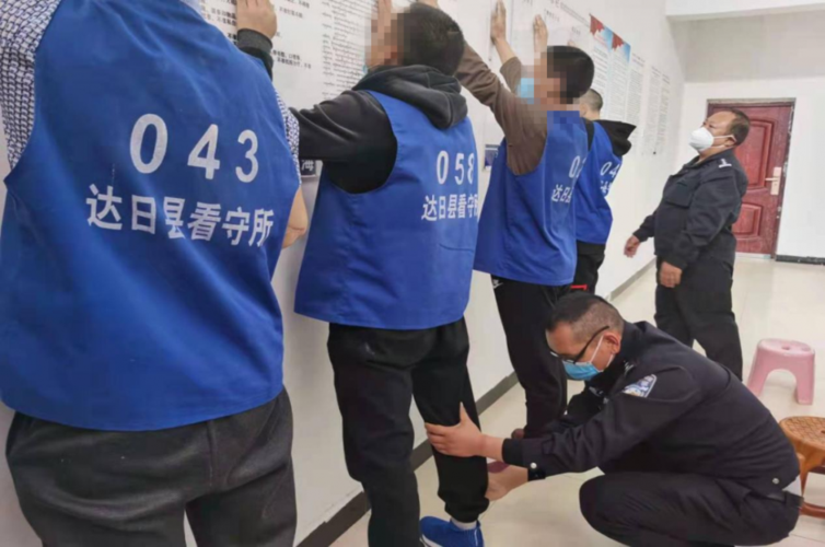 久治县看守所民警给患病在押人员发放药品 他们始终默默无闻的用付出