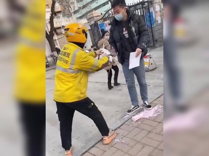 原创济南一外卖小哥接奇葩订单,"敬业"完成将奶茶泼渣男一脸任务