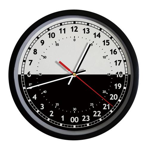 包邮定制24小时制扫秒静音挂钟简约现代木纹石英挂表格创意时钟