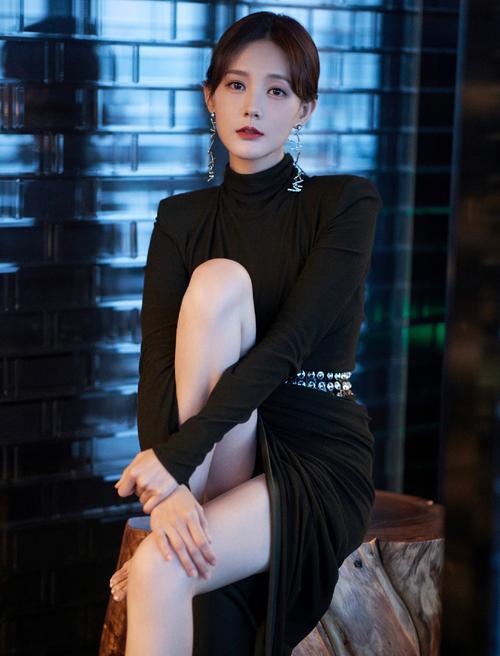 李一桐开叉黑裙性感写真图片39