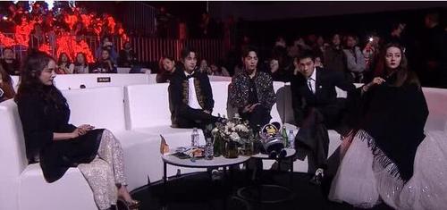 太有爱了!王一博等赵丽颖 杨幂全程扶着热巴 顶流罕见同框.