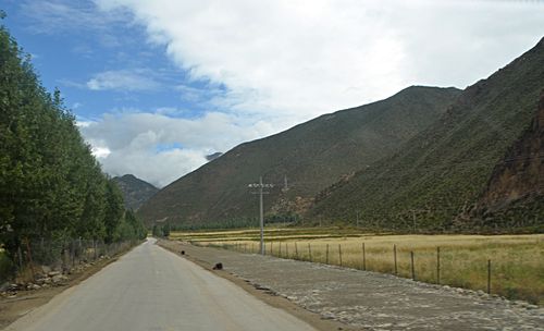 半幅通行的349国道.