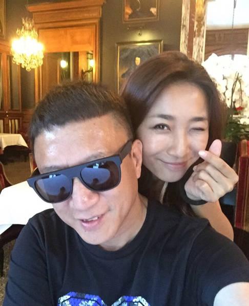 照片中,孙红雷妻子在他死后做手指爱心卖萌,容颜姣好,顽皮可爱,伉俪俩