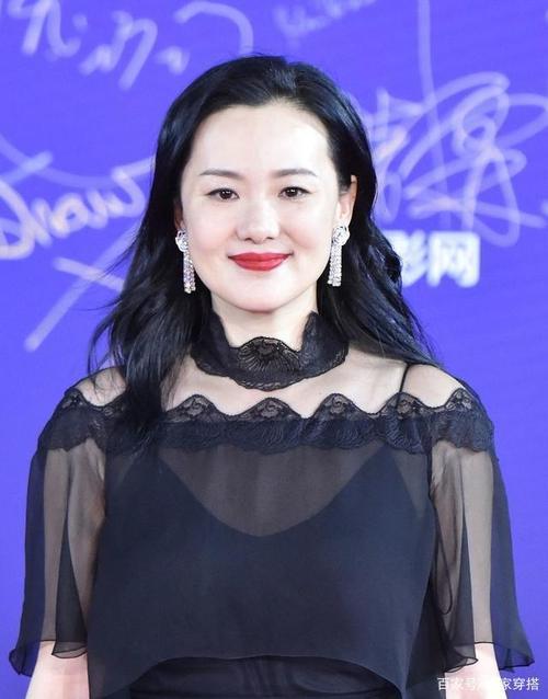 咏梅的气质真平和,穿衣造型很扮嫩,一点不像50岁的女人