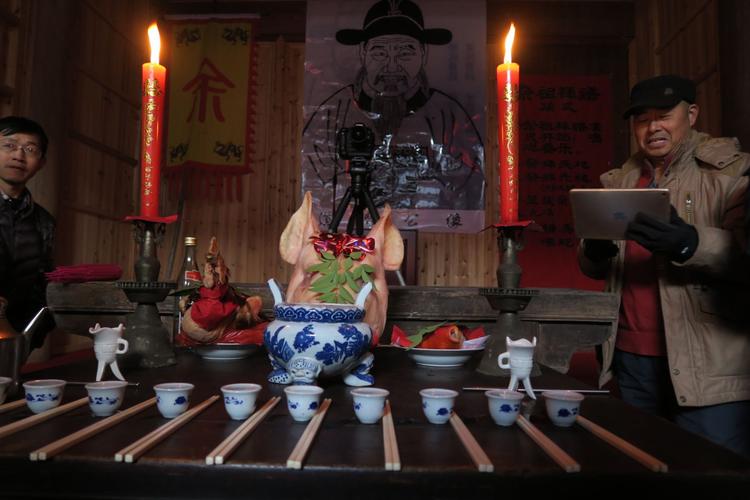 03.供桌上摆放着供品.