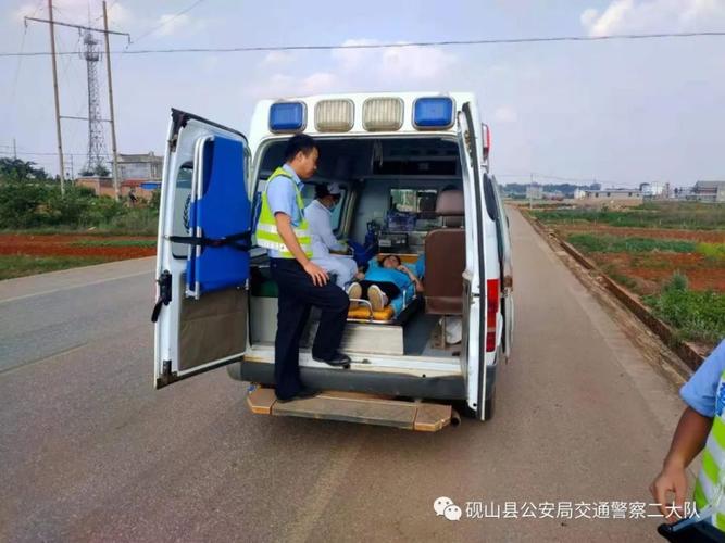 文山州这里发生一起车祸!