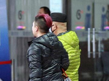 近日,郭德纲和老婆王慧一同现身机场,这夫妻俩穿的相当最易,而且