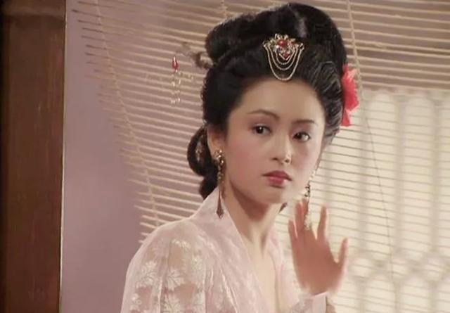 她是《三国演义》中天下无双的貂蝉.