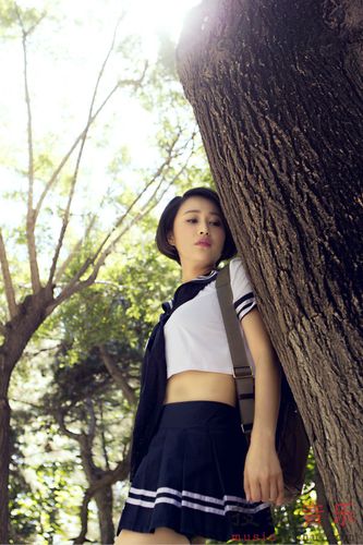 顾莉雅曝制服写真性感甜美青春逼人