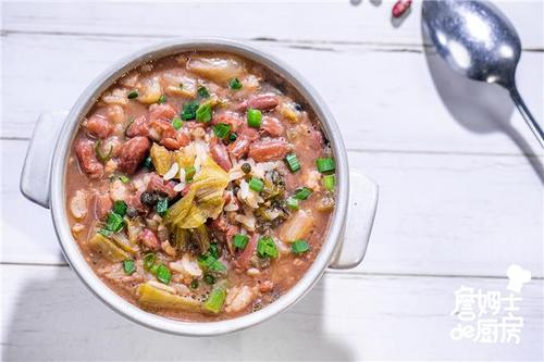 今天大厨就教大家在家做这道酸菜豆米汤饭,足不出户就能品尝这份来自