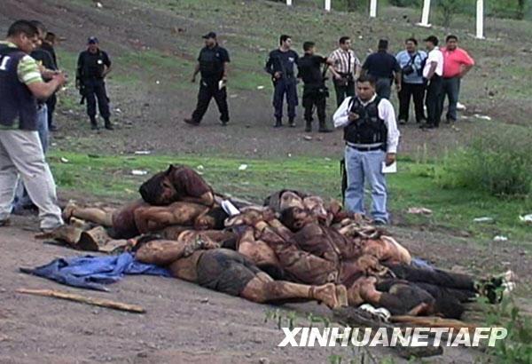 墨西哥警察与毒贩交火 12名联邦警察被杀害抛尸[组图]