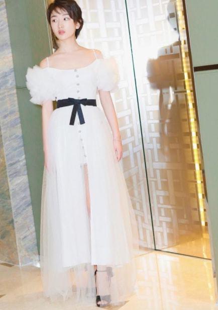 万茜也太懂时尚了穿值2万的小白裙亮相气质跟贵妇没区别