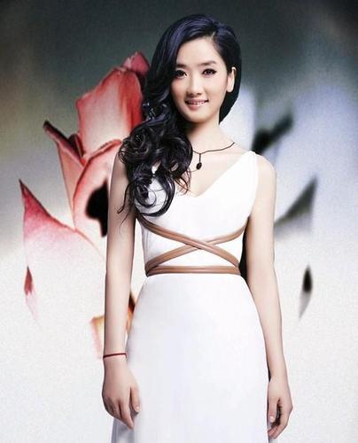 凤凰传奇37岁杨魏玲花近照曝光, 网友直呼看了个假玲花