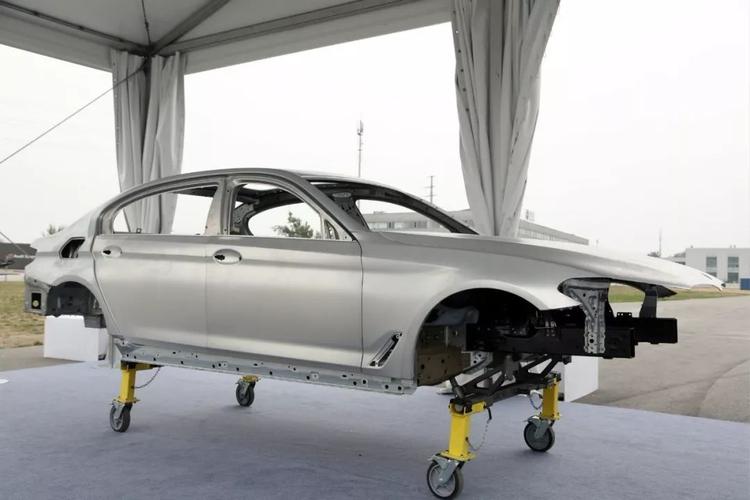 车身部分包括车门,前翼子板,发动机盖等部分均采用了铝合金材质,仅