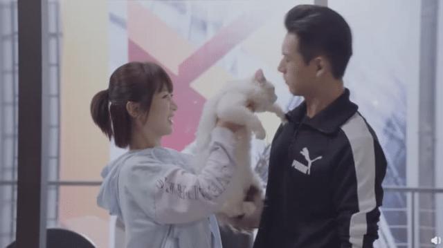 韩商言"索吻"佟年,意犹未尽还想亲,佟年害羞拒绝,网友