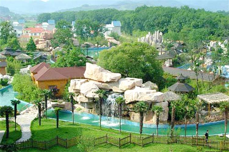 庐江金孔雀温泉坐落于温泉汩汩的庐江古镇汤池,被誉为"人间瑶池".