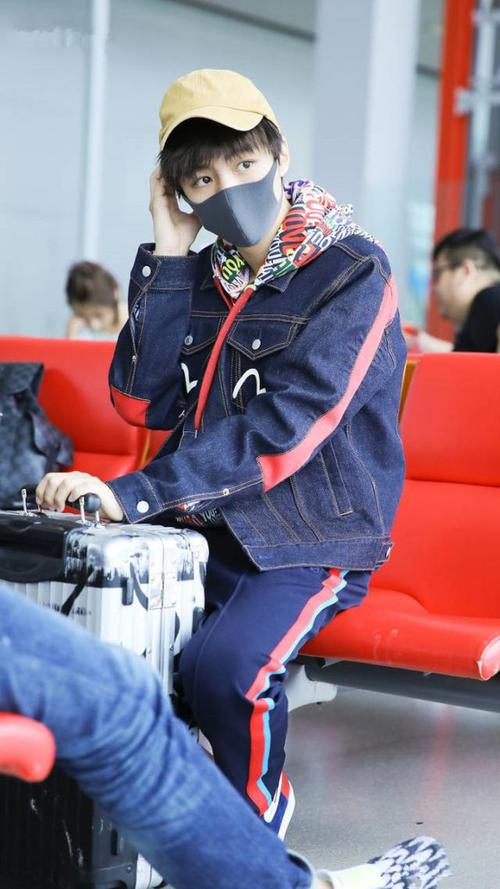 王俊凯回国,口罩反戴却引起网友热议:这是故意还是不