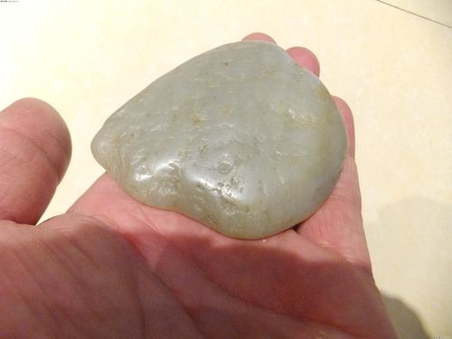 新疆和田青白玉籽料原石