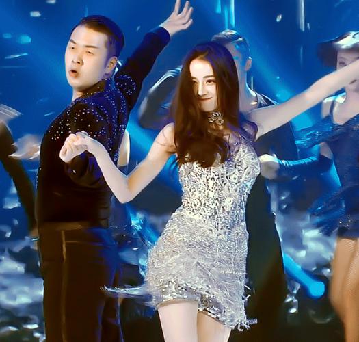 迪丽热巴丁程鑫同台跳舞,穿黑裙优雅复古,身材纤瘦不输女团成员